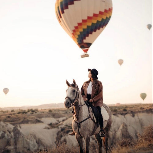 Kapadokya vadisinde gün doğumu at turu deneyimi