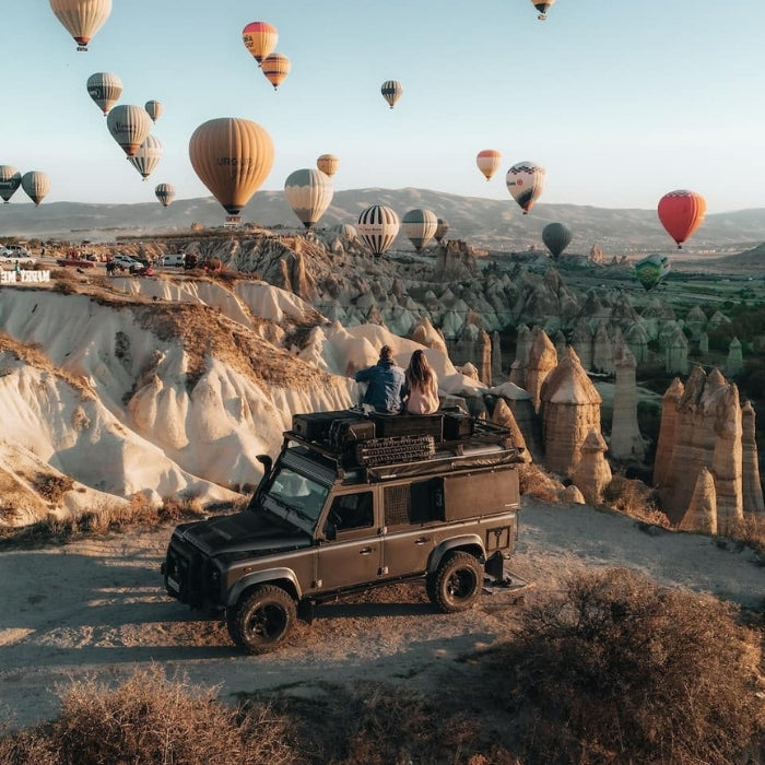 Kapadokya vadilerinde gerçekleştirilen jeep safari turu