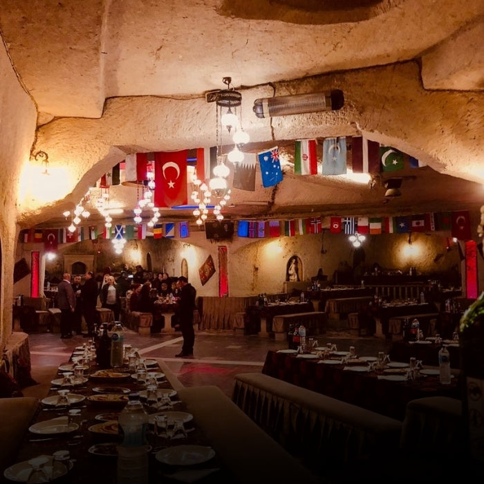 Kapadokya’da düzenlenen geleneksel Türk Gecesi eğlencesi